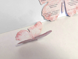 Περιμετρική κοπή πρόσκλησης σε σχήμα πεταλούδας